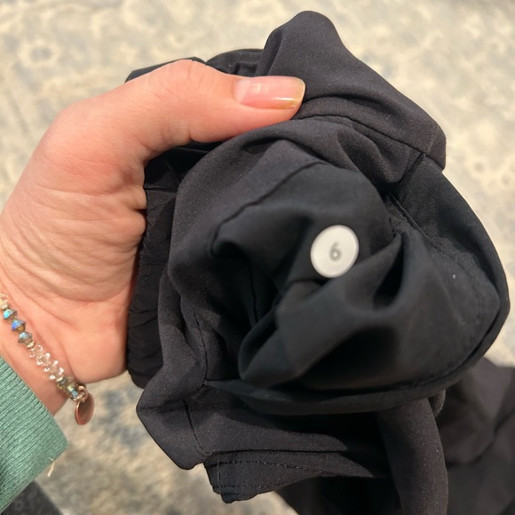 Lululemon 6 Black Spring Breaker Short Dressy - Picture 3 of 3